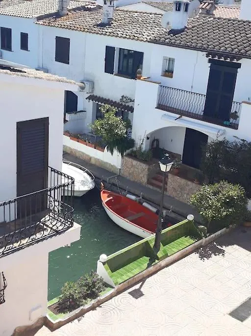 House On A Canal With A Mooring Of 7,5 M Empuriabrava 0*,  Španělsko