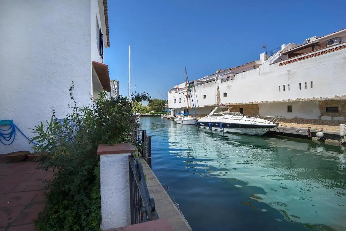 House On A Canal With A Mooring Of 7,5 M Empuriabrava Španělsko
